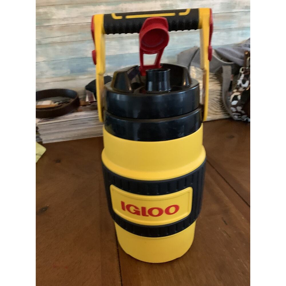 igloo insulated drinking cooler 1/2 gallon with handle good condition